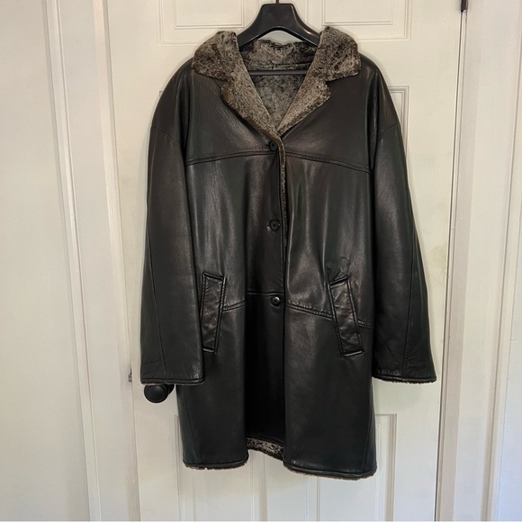 Danier Black Leather and faux fur reversible coat - Picture 4 of 10